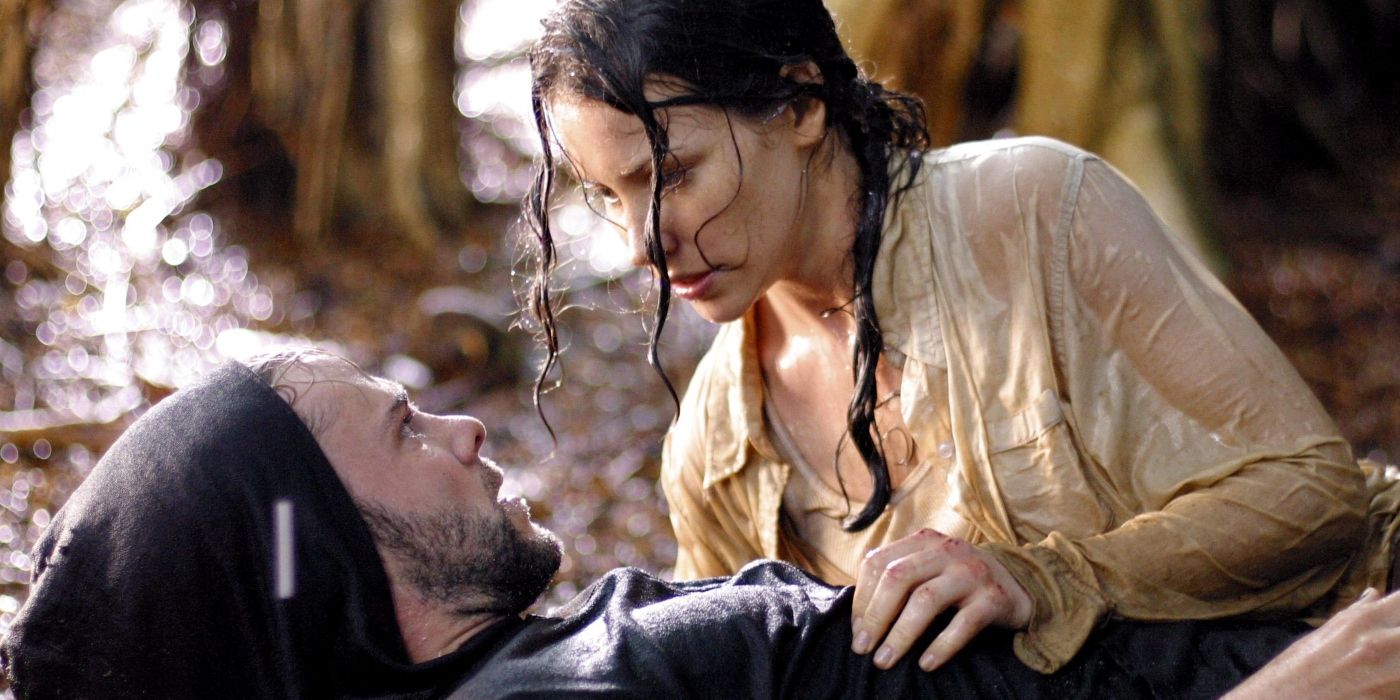 Charlie (Dominic Monaghan) en el suelo con Kate (Evangeline Lilly) cuidándolo en el piloto de Lost. 