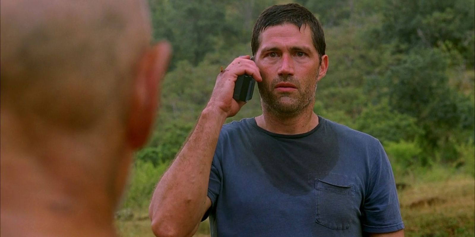 Jack Shephard (Matthew Fox) 'Lost' da kameradan bakıyor.
