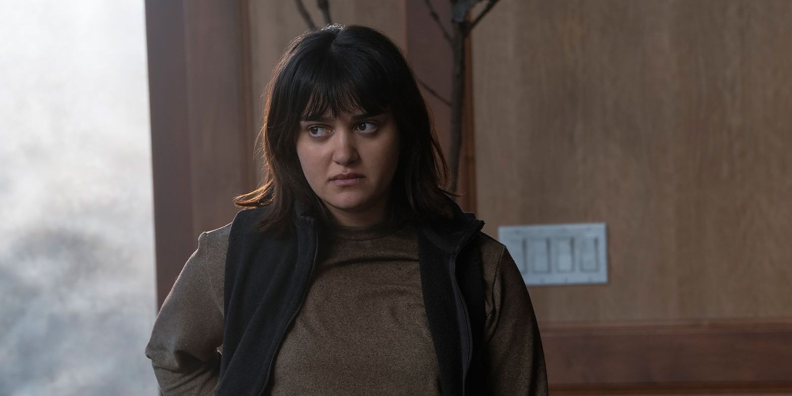 Ariela Barer as Mel in The Last of Us looking concerned.