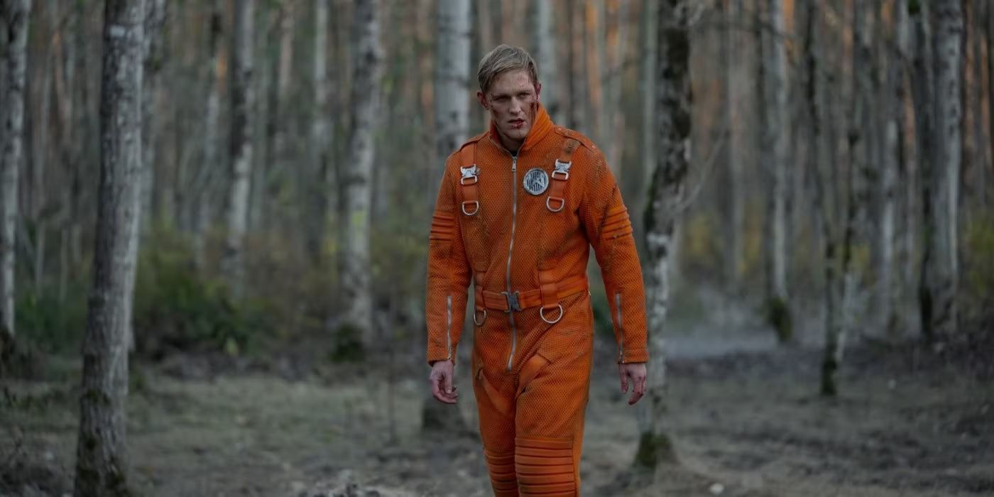 Wyatt Russell como el coronel Lee Shaw, entrando en la Tierra Huecar en un traje de salto naranja durante el proyecto Operation Wourglass, en un 'monarca: legado de monstruos'.