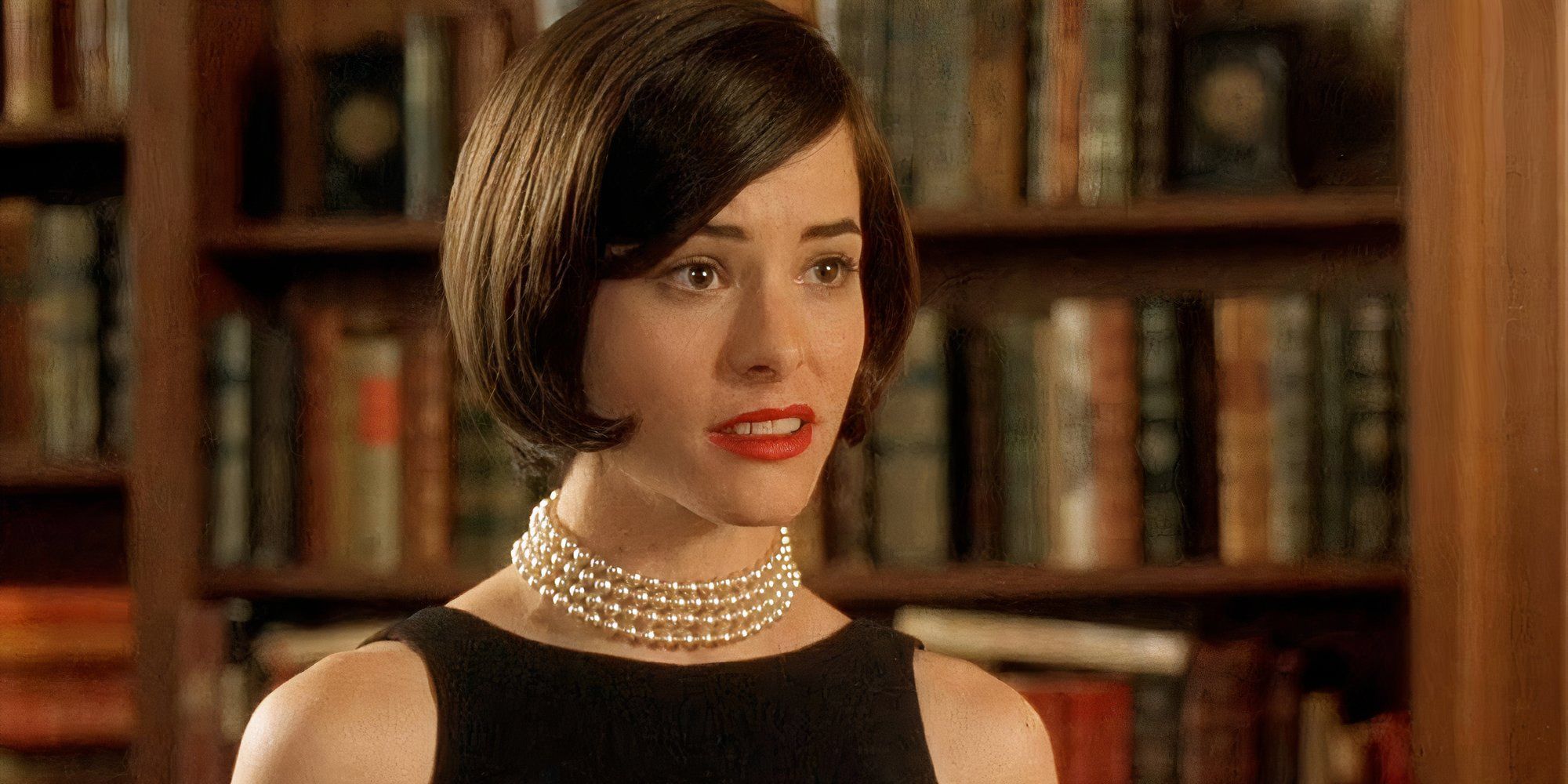 Parker Posey parecendo enojado na casa de sim