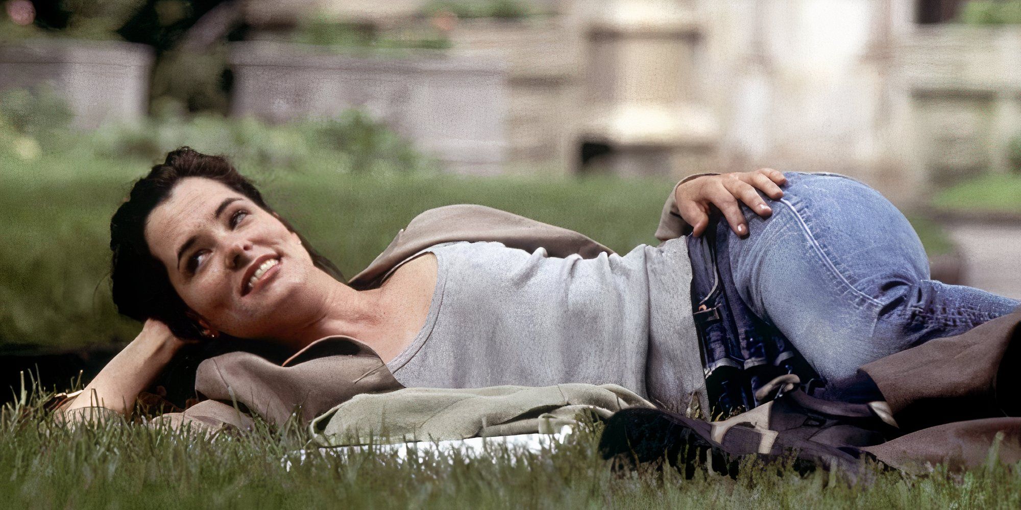 Parker Posey deitado na grama em velocidade pessoal