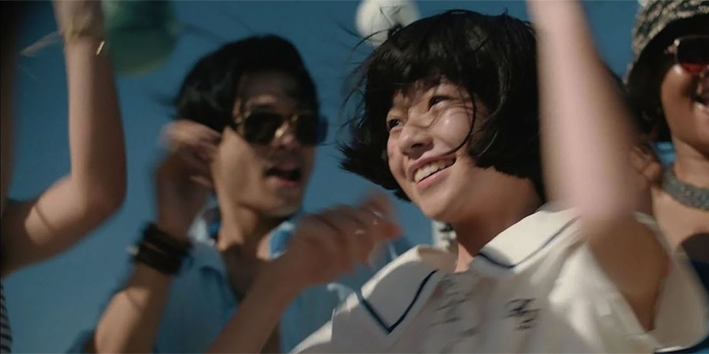 Yui Suzuki como Fuki dançando com pessoas em Renoir