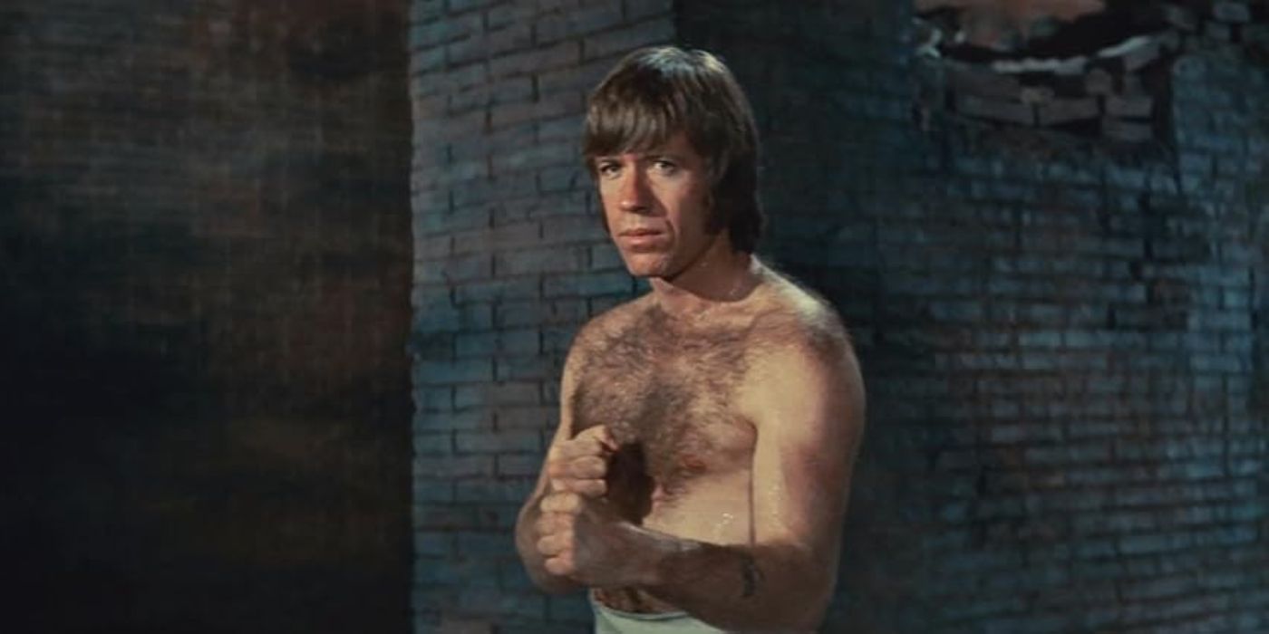 Colt raising his fists in Return of the Dragon (1972)