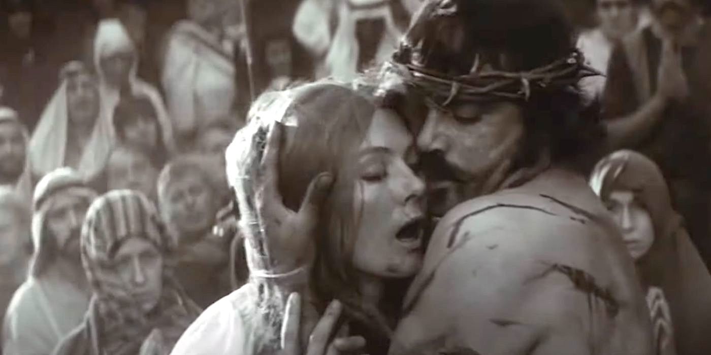 A irmã Jeanne des Anges (Vanessa Redgrave) tem uma fantasia sexual religiosa em The Devils (1971).