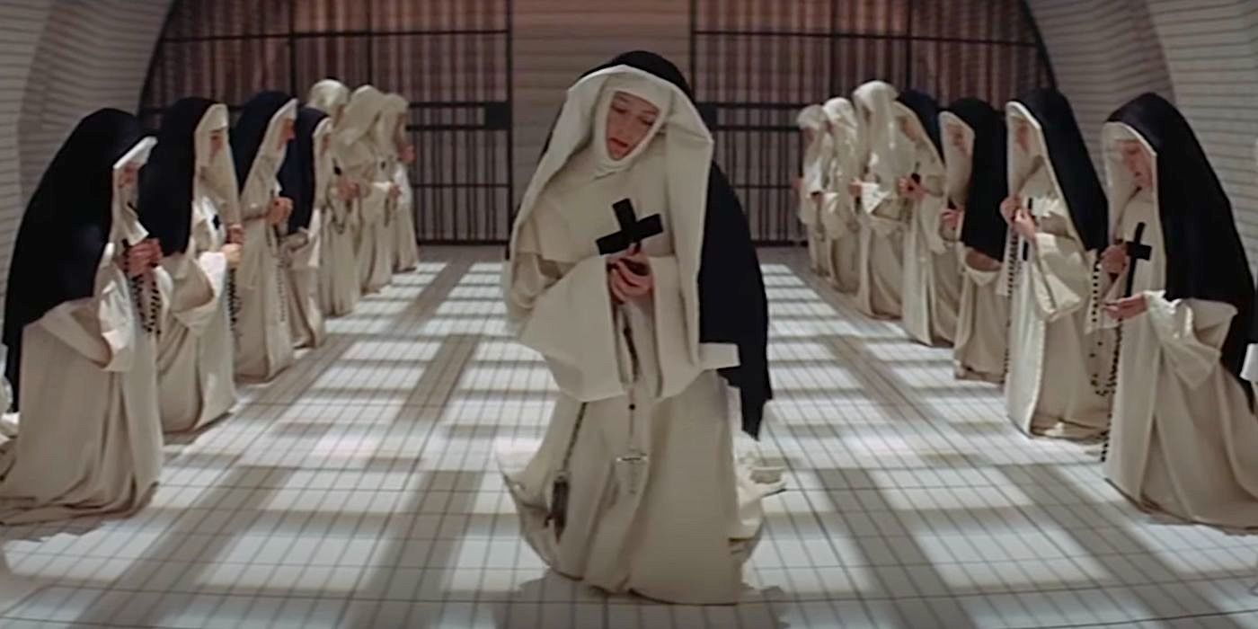 A irmã Jeanne des Anges (Vanessa Redgrave) fica de joelhos no meio de outras freiras em The Devils (1971).