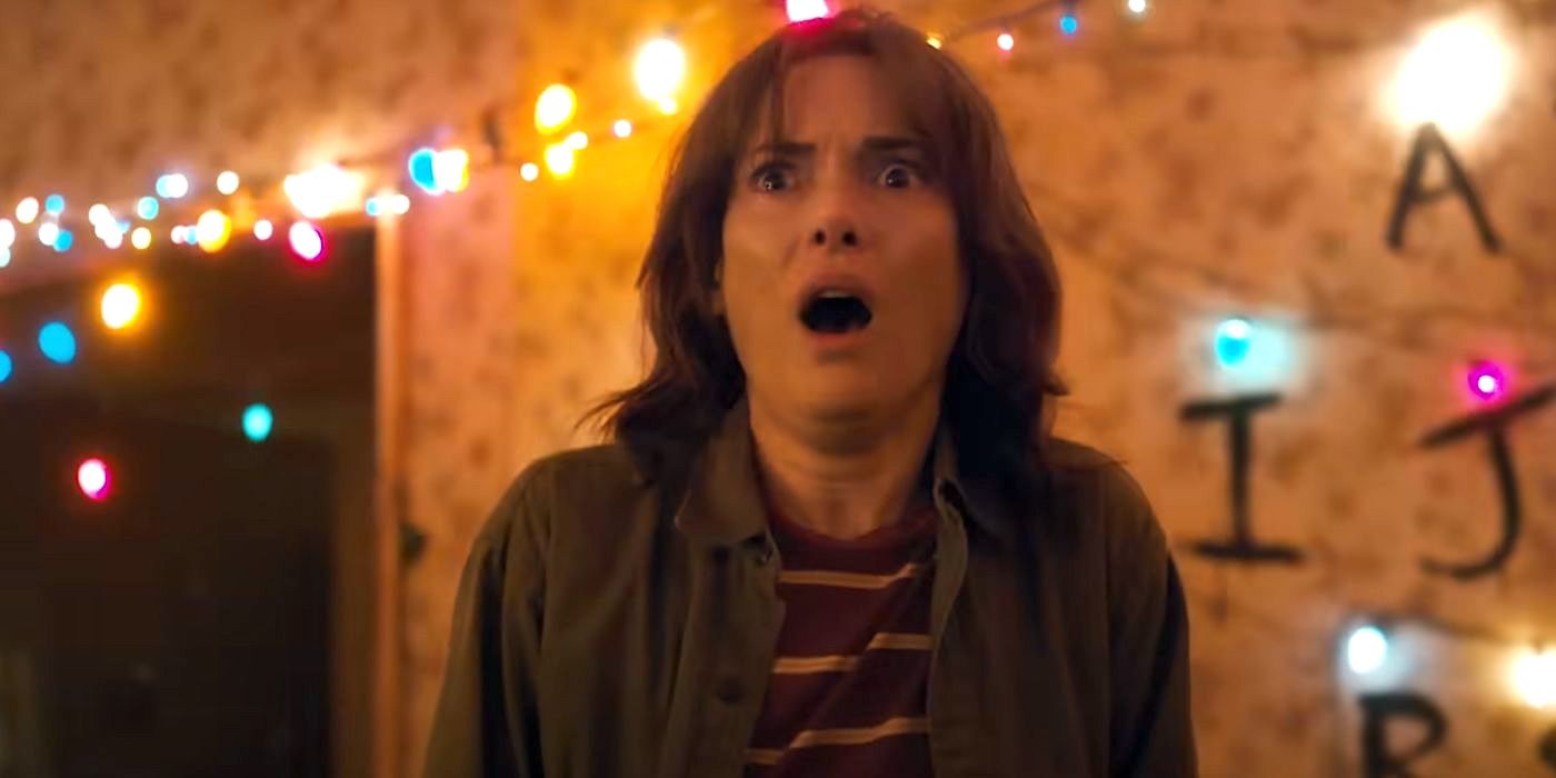 Joyce (Winona Ryder) está assustado enquanto está em frente às luzes de Natal da primeira temporada de 'Stranger Things'.