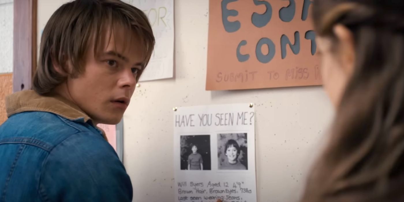 Jonathan (Charlie Heaton) coloca pôsteres para encontrar seu irmão desaparecido na primeira temporada de 'Stranger Things'.