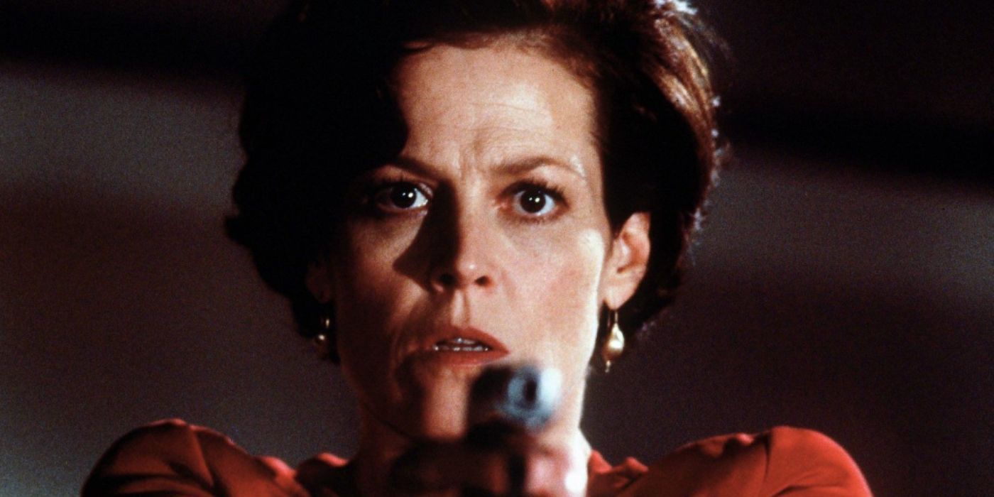 Sigourney Weaver kā Dr. Hadsons turēja pistoli un valkā sarkanu uzvalku 'Copycat'