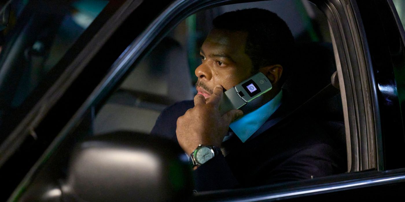 Troy Winbush sentado em um carro em um telefone nos ternos da Finale