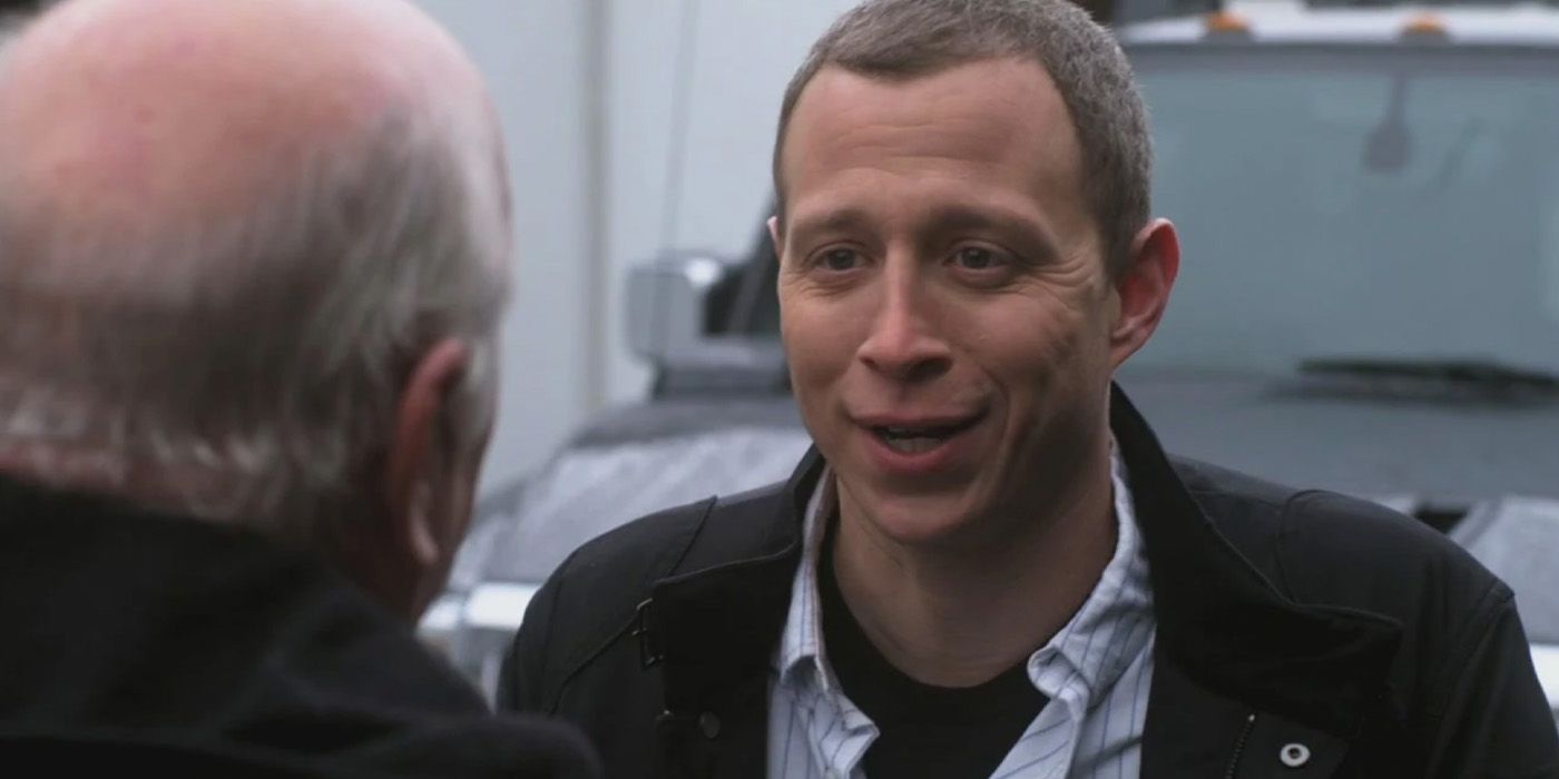 Eric Kripke (Micah A. Hauptman) fala com um produtor no conjunto 'sobrenatural' em "O erro francês" episódio