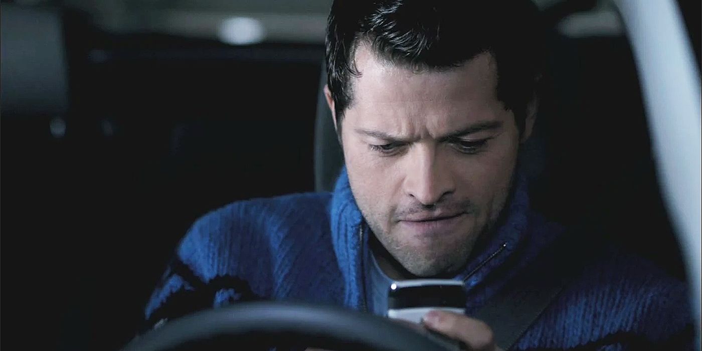 Misha Collins em seu telefone digitando no episódio sobrenatural "O erro francês"