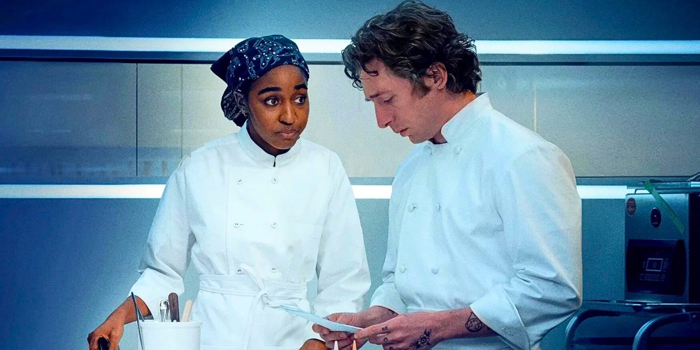 Os membros do elenco em roupas de chef ficam em uma cozinha que parece estressada no urso.