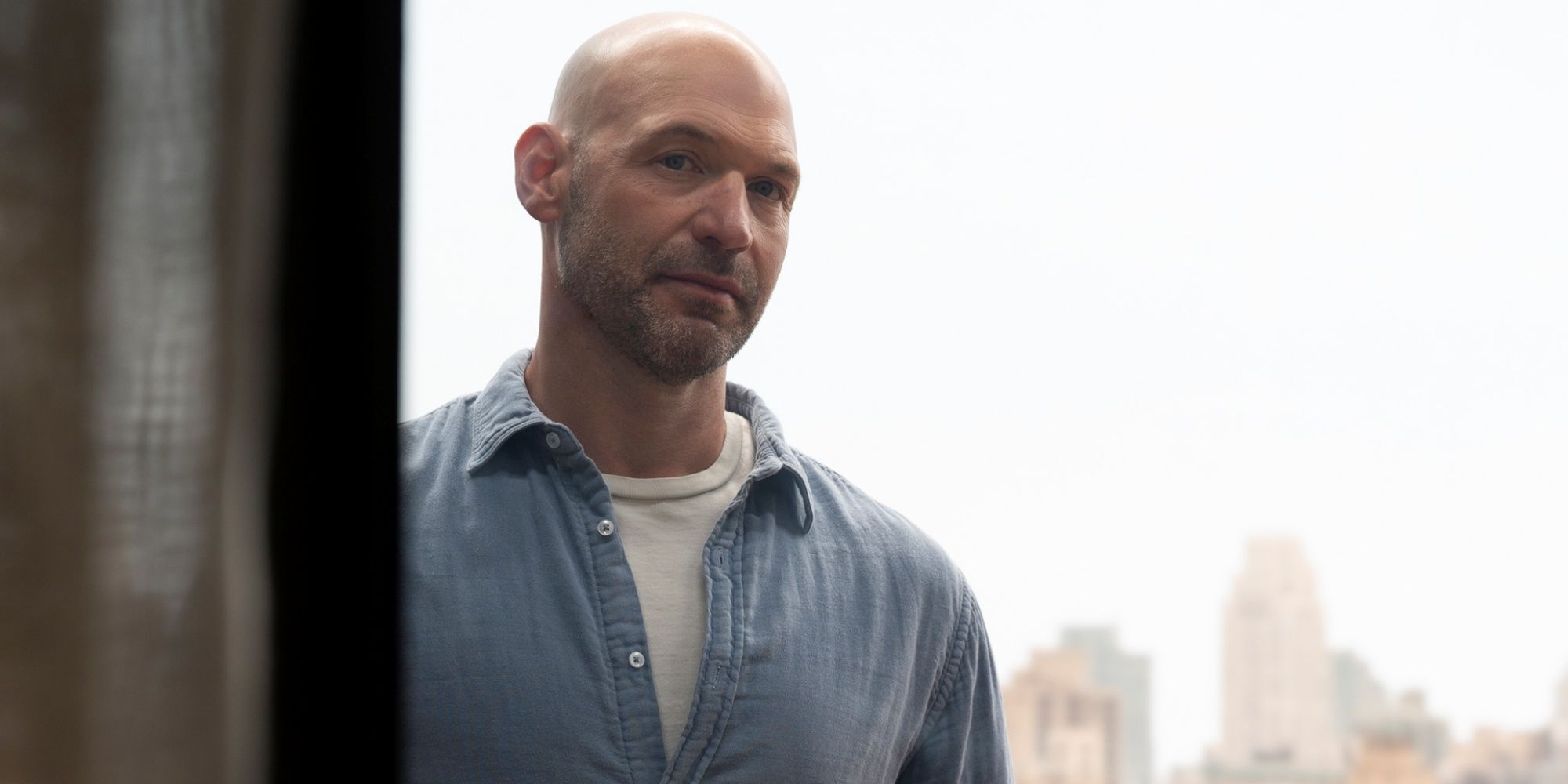 Corey Stoll en tant qu'Adam debout à l'extérieur sur un balconey et en regardant dans sa maison dans la meilleure sœur