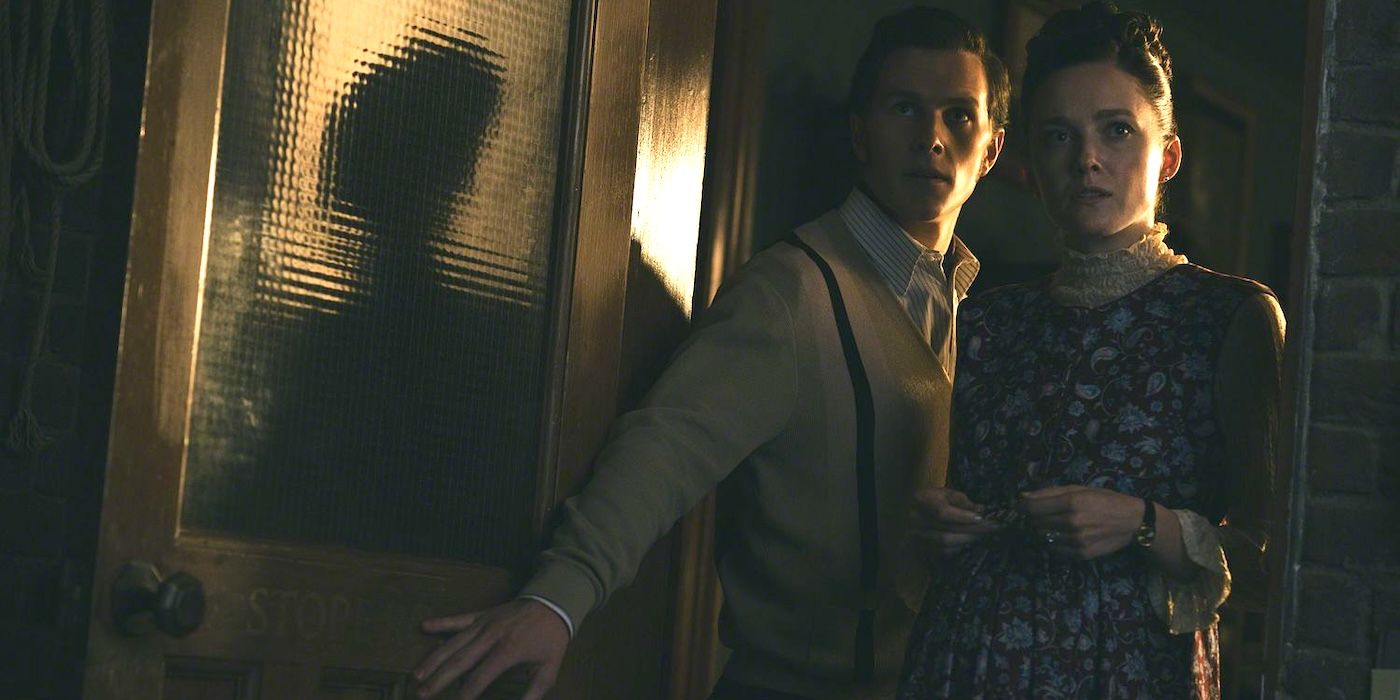Orion Smith como o jovem Ed Warren e Madison Lawlor como Young Lorraine no Conjuring: Last Rites