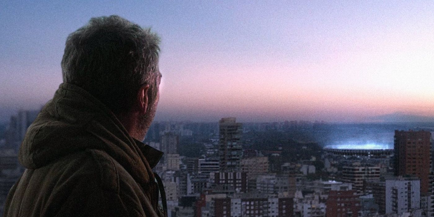 Juan Salvo (Ricardo Darín) mira la luz que proviene del Estadio River Plate en El Eternatu.
