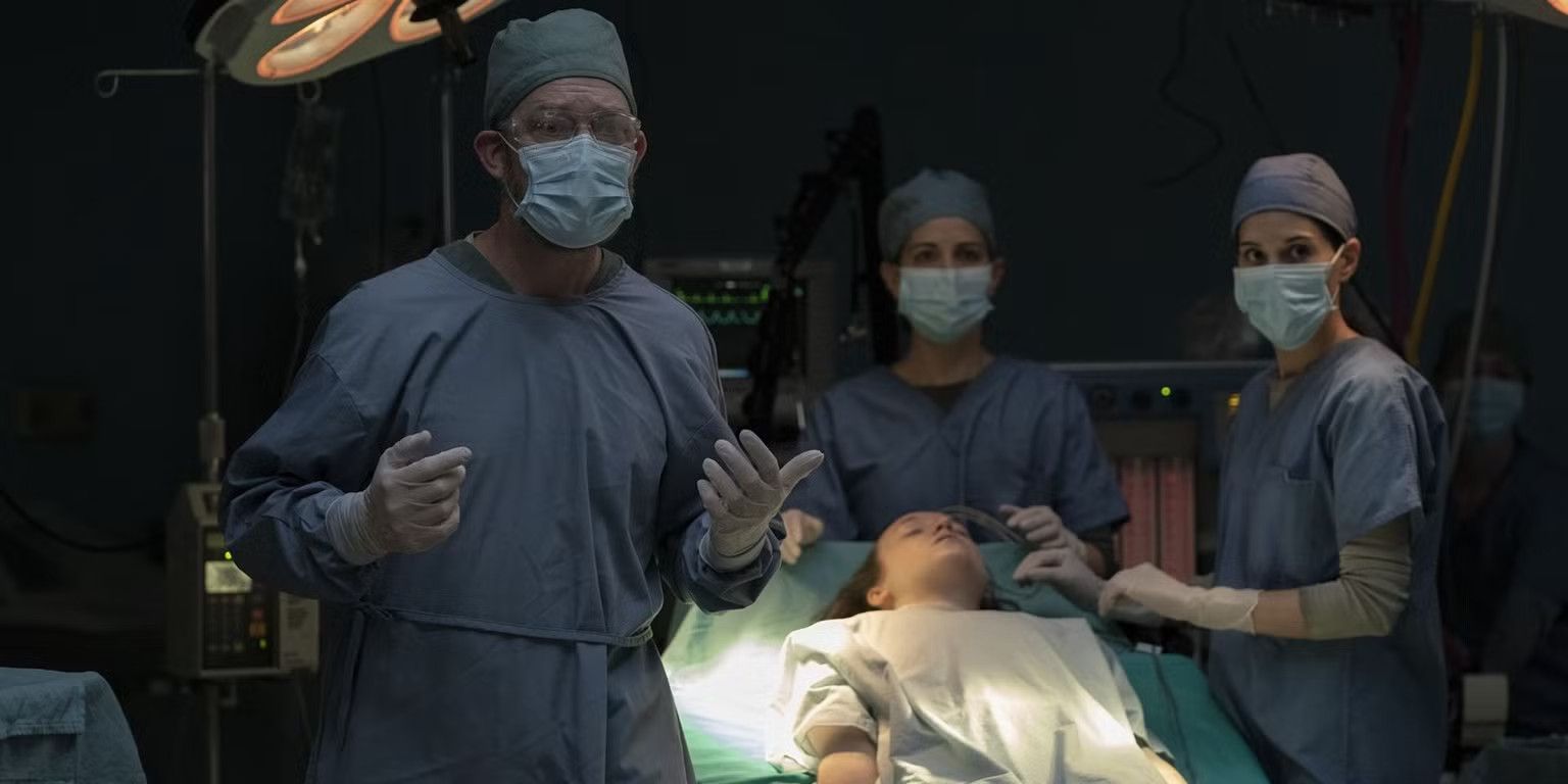 the-firefly-surgeon-operating-on-ellie-in-the-last-of-us