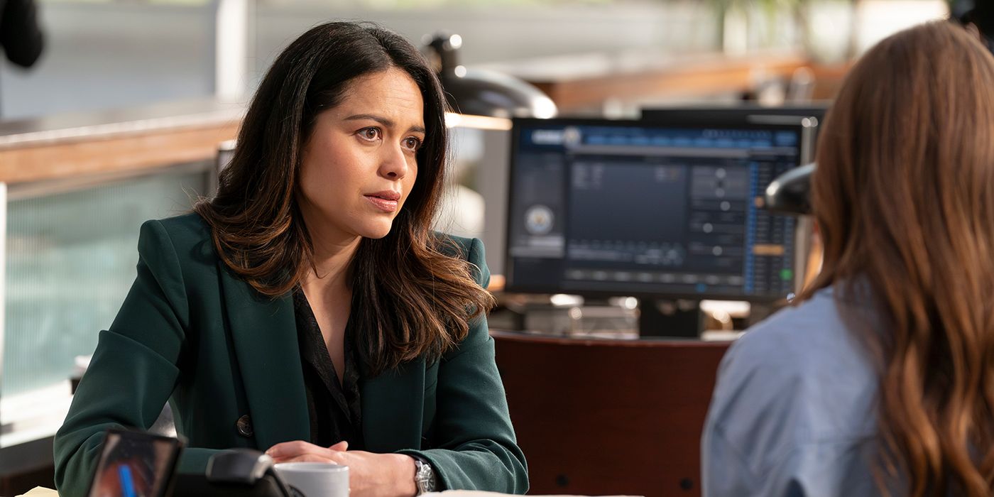 Alyssa Diaz como Angela Lopez conversando com um civil no escritório no final da 7ª temporada