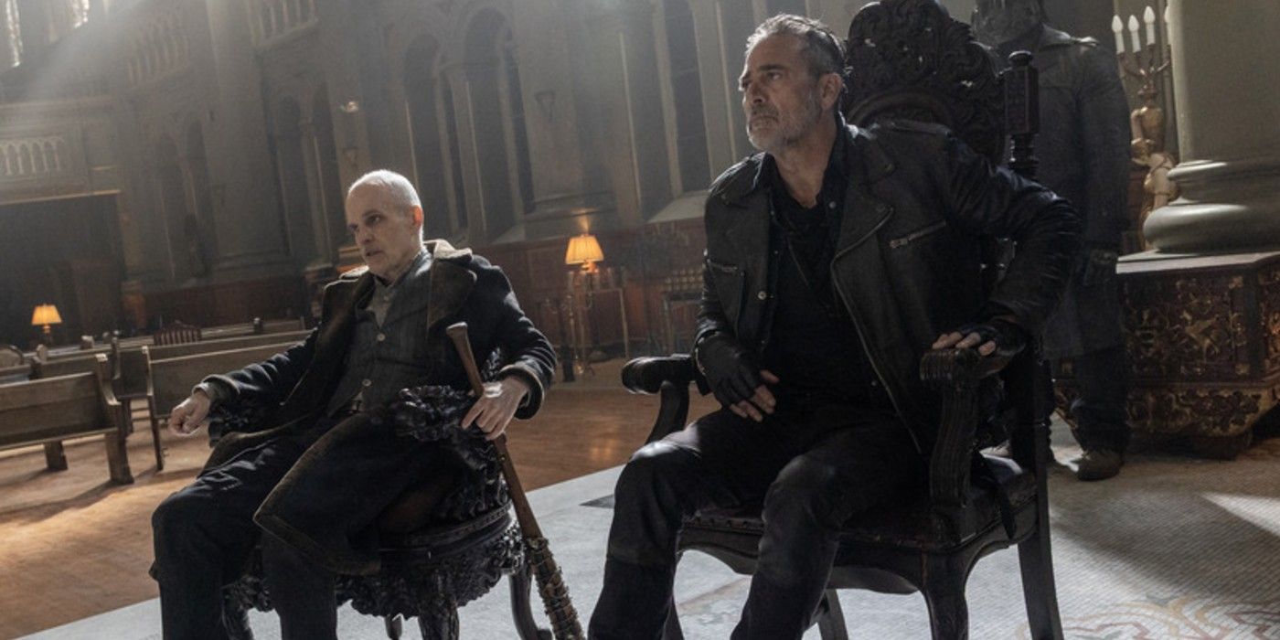 O croata (Zeljko Ivanek) segura Lucille enquanto está sentado ao lado de Negan (Jeffrey Dean Morgan) em 'The Walking Dead: Dead City'