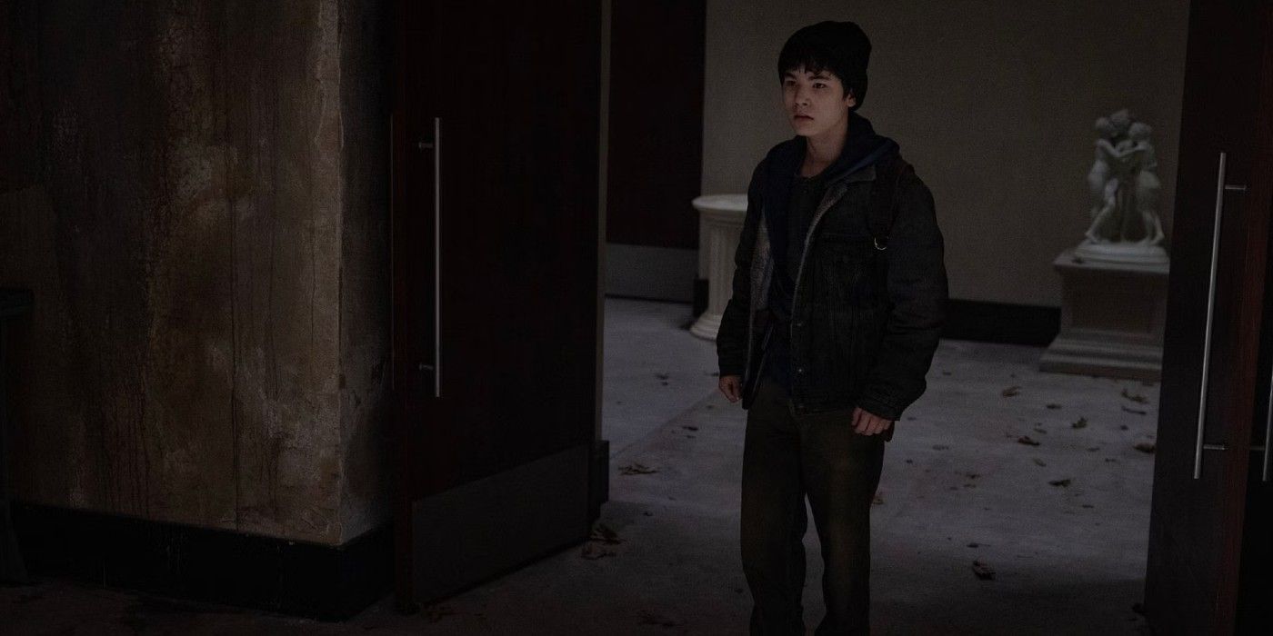 Hershel (Logan Kim) em uma porta em 'The Walking Dead: Dead City'