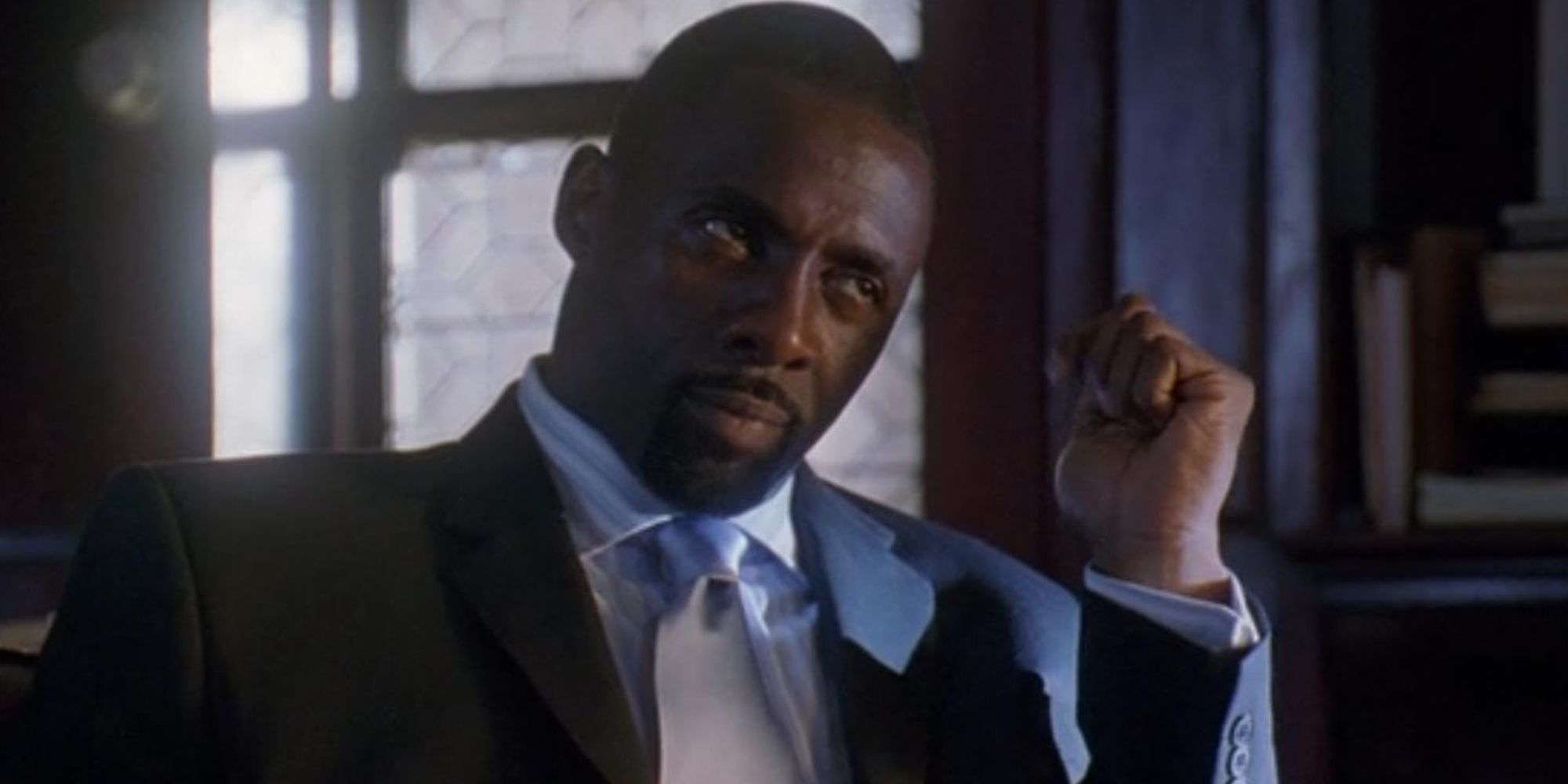 Idris Elba como Stringer Bell no fio.