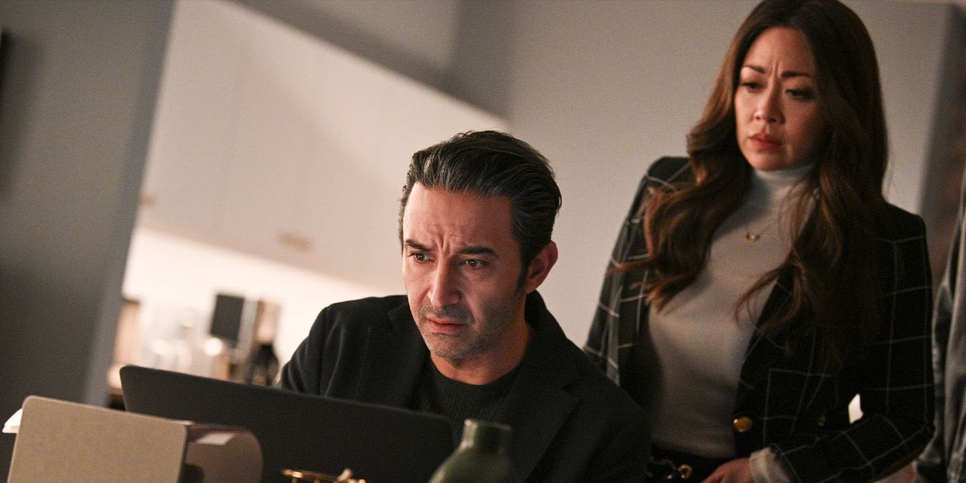 Leo Šarfs (PEJ VAHDAT) un Reenie Greene (Fiona Rene) skatās uz datoru “Tracker”.