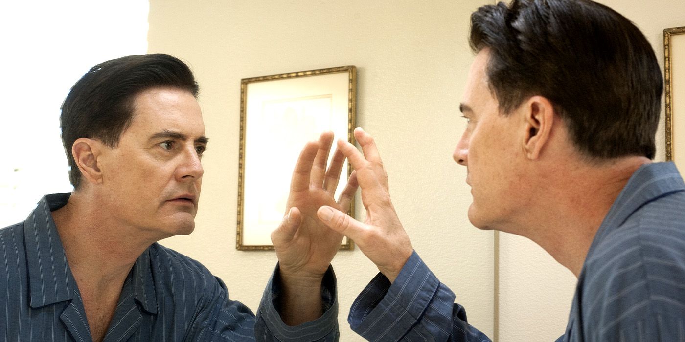Kyle MachLachlan looking in a mirror in Twin Peaks