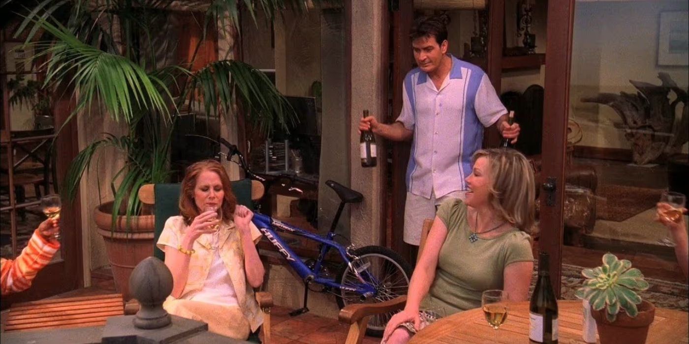 Charlie Sheen como Charlie Harper entretendo suas convidadas em dois homens e meio S1 EP23