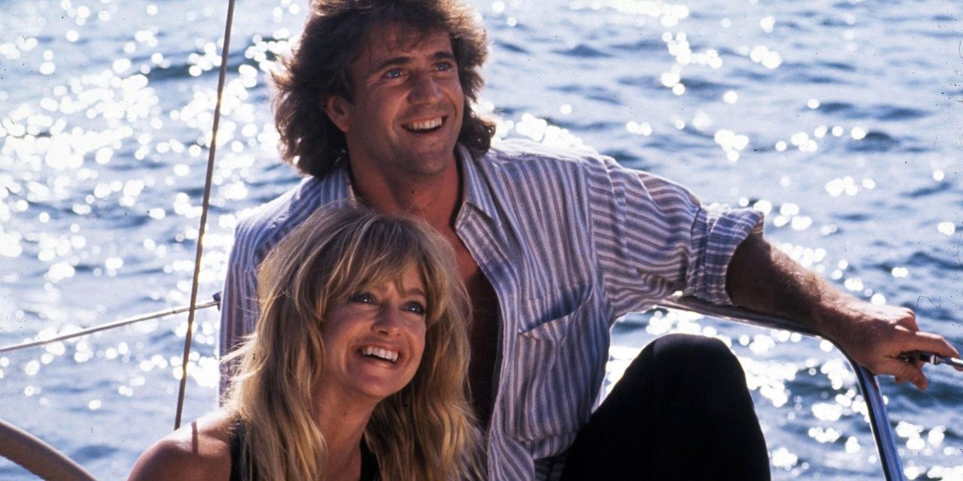 Mel Gibson como Rick e Goldie Hawn como Marianne sorrindo enquanto navegava em um arame.