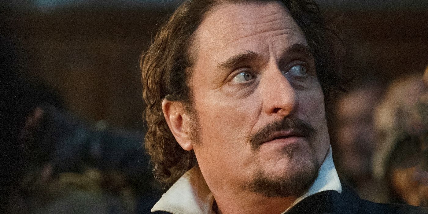 Kim Coates como o Bruegel em The Walking Dead: Dead City Season 2, episódio 1