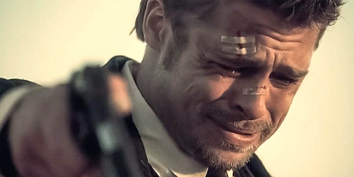 Se7en'de silah tutarken ağlayan dedektif fabrikalarının (Brad Pitt) yakın çekim.