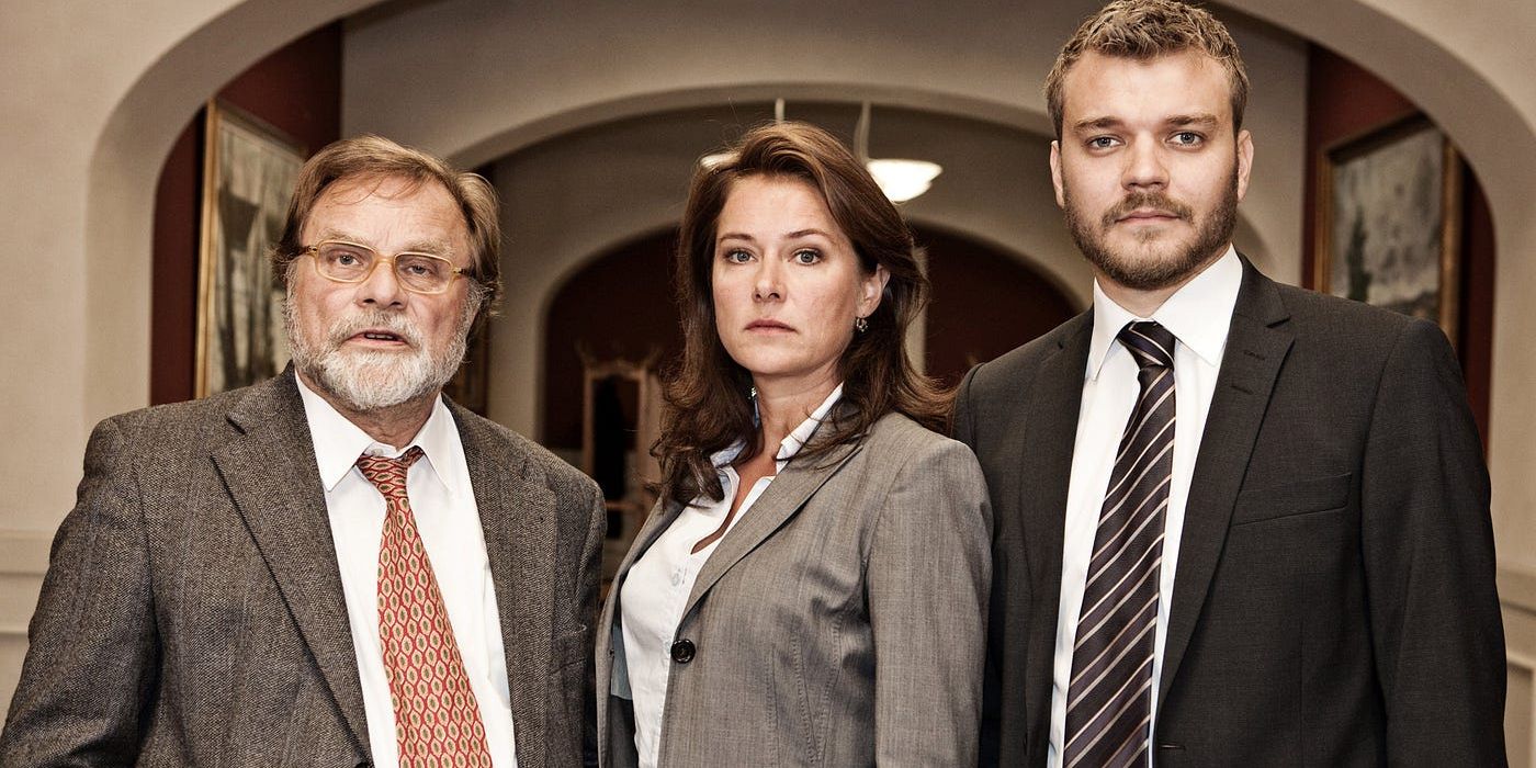 Larss Knutzons kā saliekts, Sidse Babets Knudsens kā Brigitte un Pilou Asbaek kā Kasper Borgenā