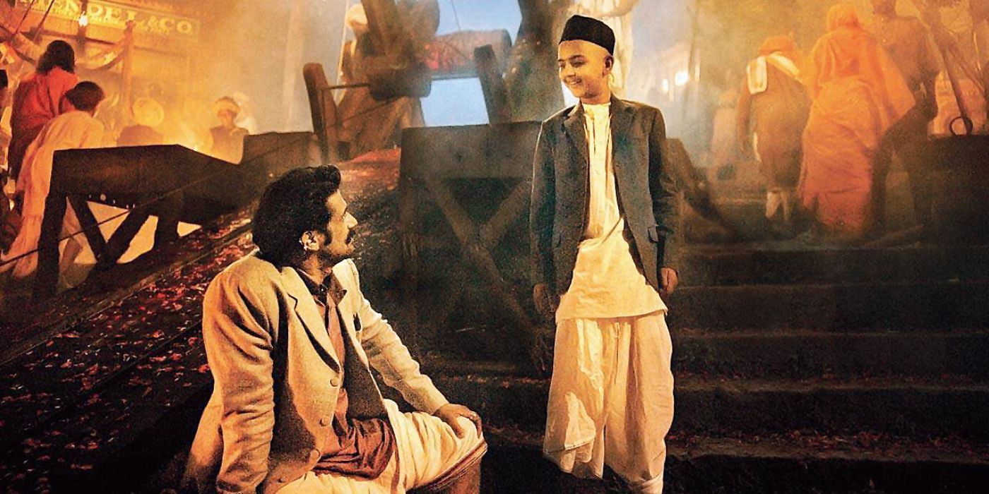 Sohum Shah as Vinayak Rao talking to his son, Mohammad Samad as Pandurang, in Tumbbad