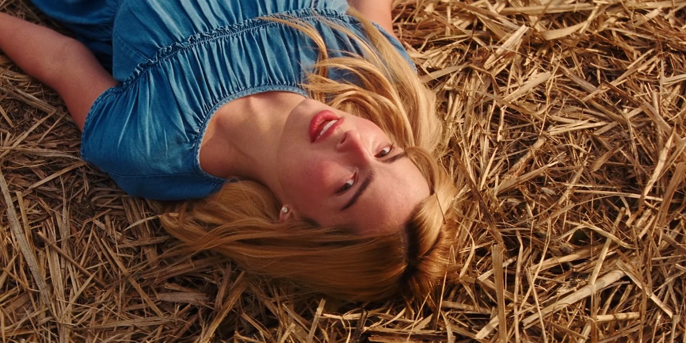 Addison Rae deitada em um campo para seu videoclipe, "Alta moda."