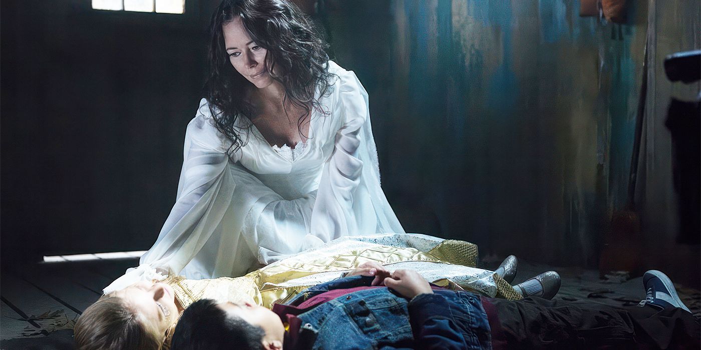 Angela Alvarado Rosa as La Llorona looking down at two comatose boys in Grimm.