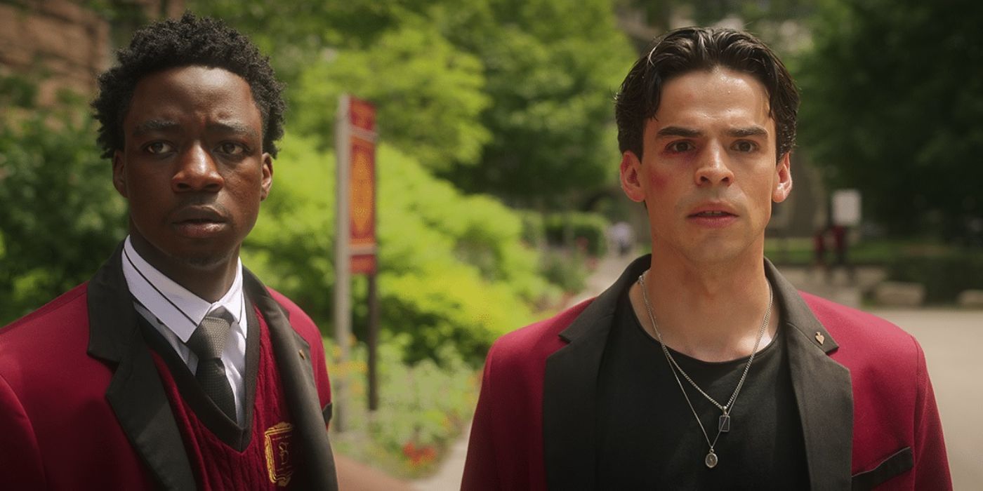 Dois alunos de uniformes escolares olham ansiosamente para a BET da série Netfix.