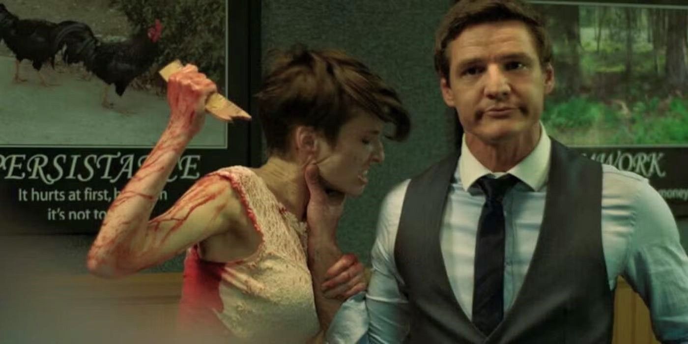 Pedro Pascal interrompe casualmente um ataque na frente de pôsteres motivacionais em bastardos de sugestão de sangue.