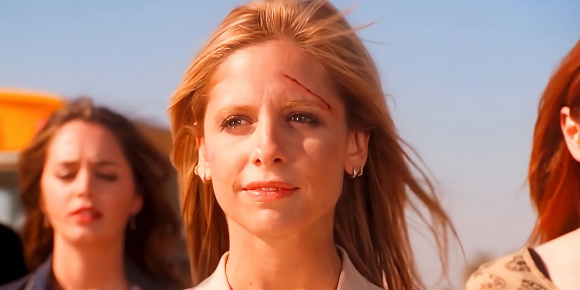 Buffy sorri, ansioso com um corte na testa em Buffy the Vampire Slayer Series Finale.