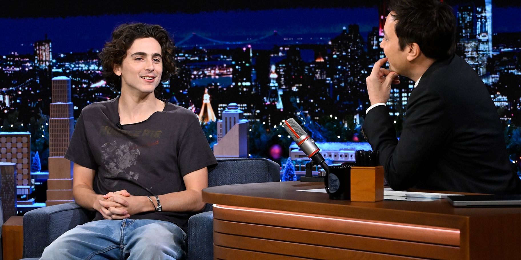 Timothee Chalamet no The Tonight Show com Jimmy Fallon