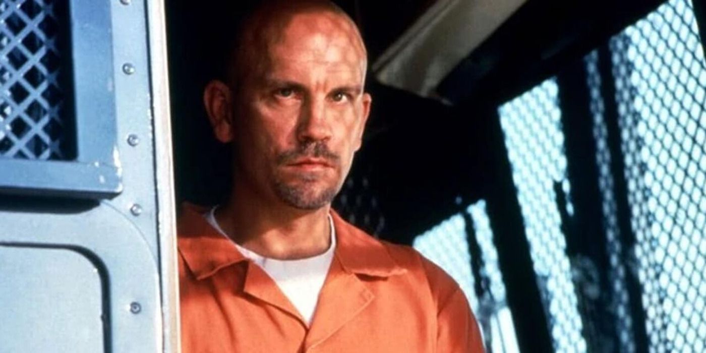 Cyrus, o vírus (John Malkovich), saindo do caminhão de prisioneiros em 'Con Air'