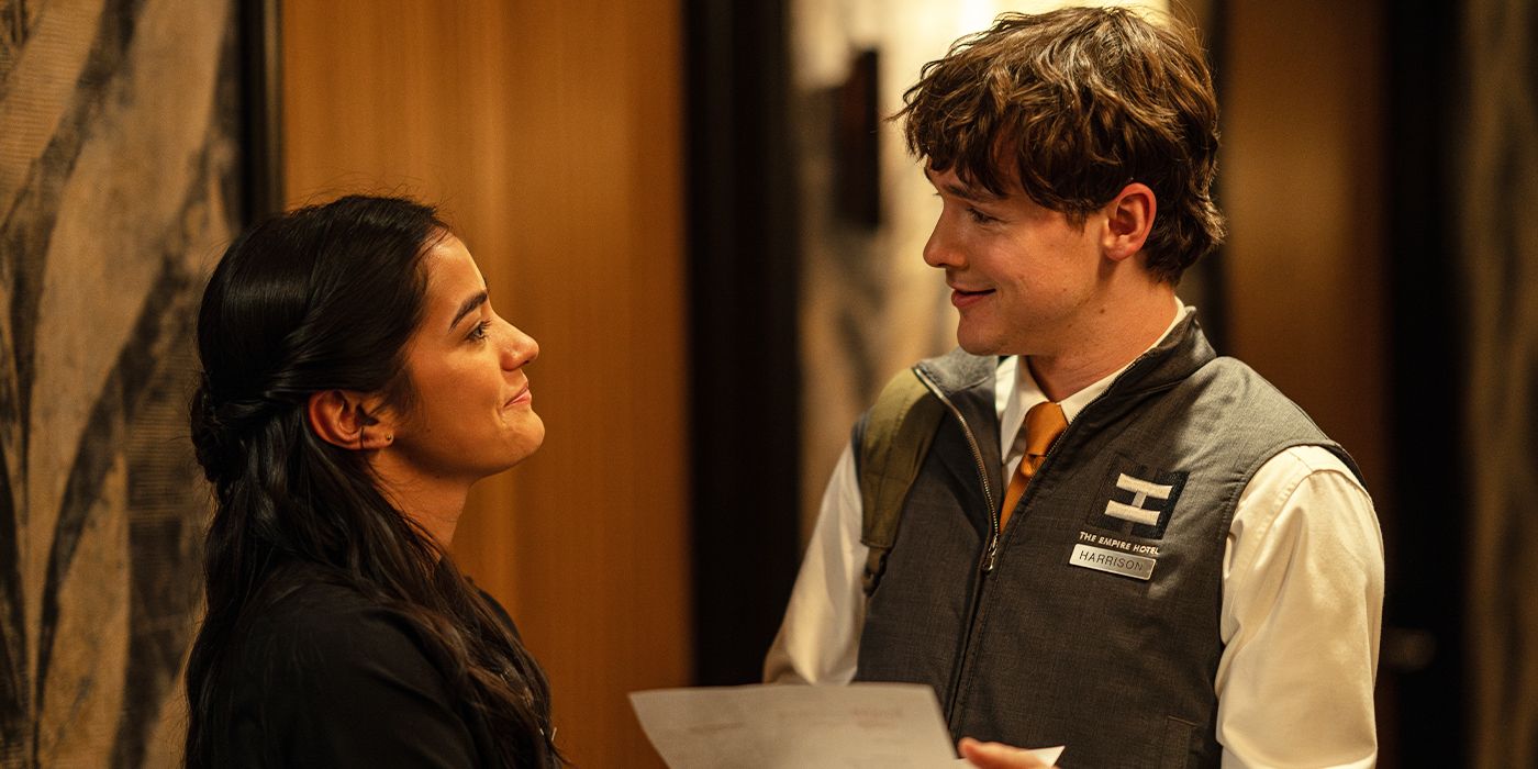Emilia Suarez e Jack Alcott sorrindo um para o outro em 'Dexter: Ressurrection'.