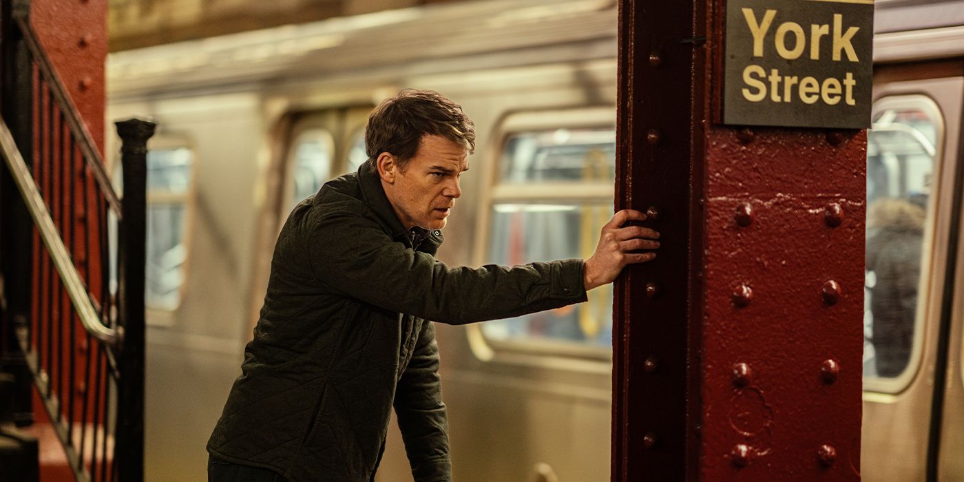 Dexter encostado a uma coluna de metrô em Dexter: Ressurreição.
