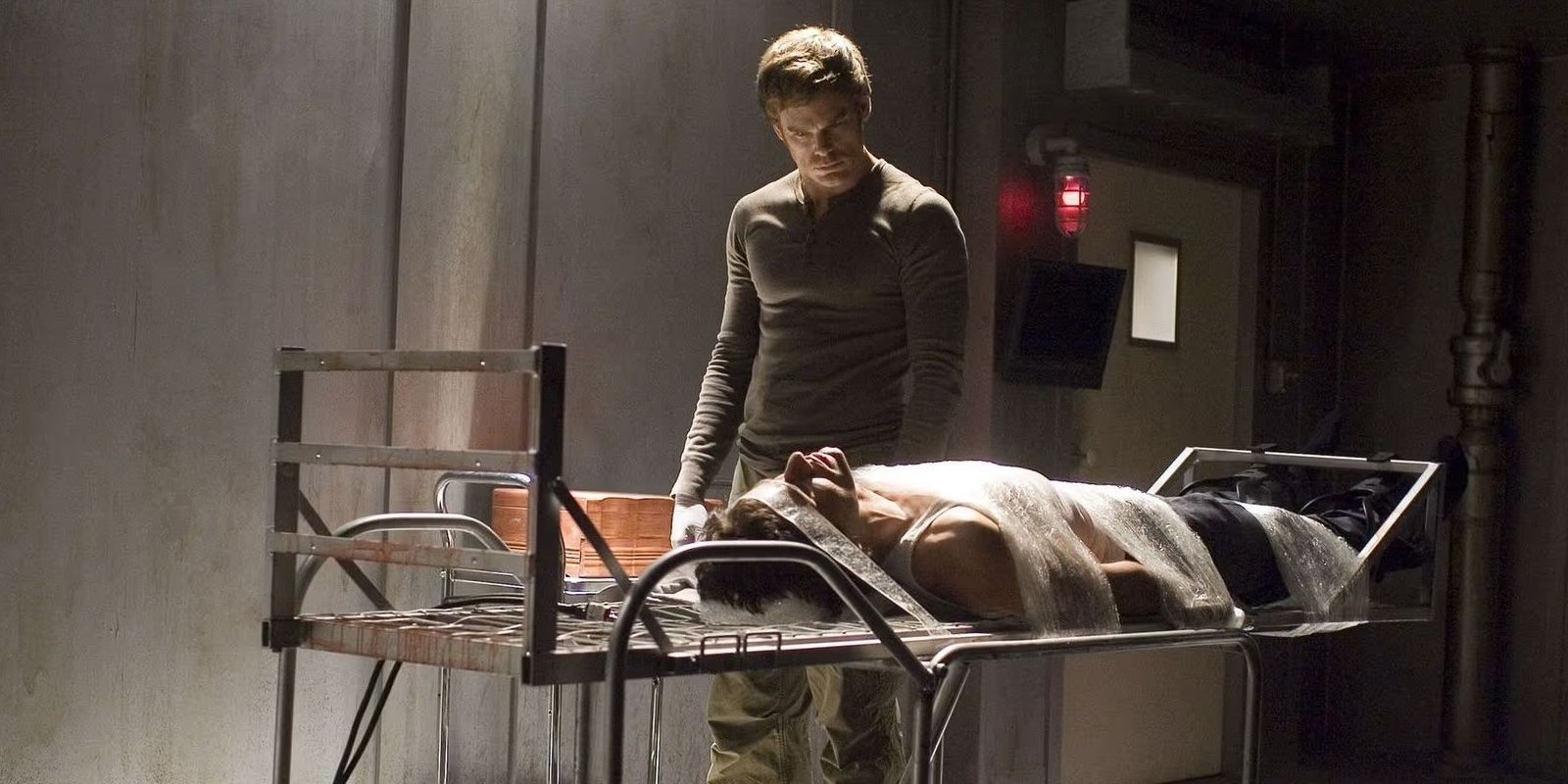 Dexter kills the Ice Truck Killer in the 'Dexter' Season 1 finale.