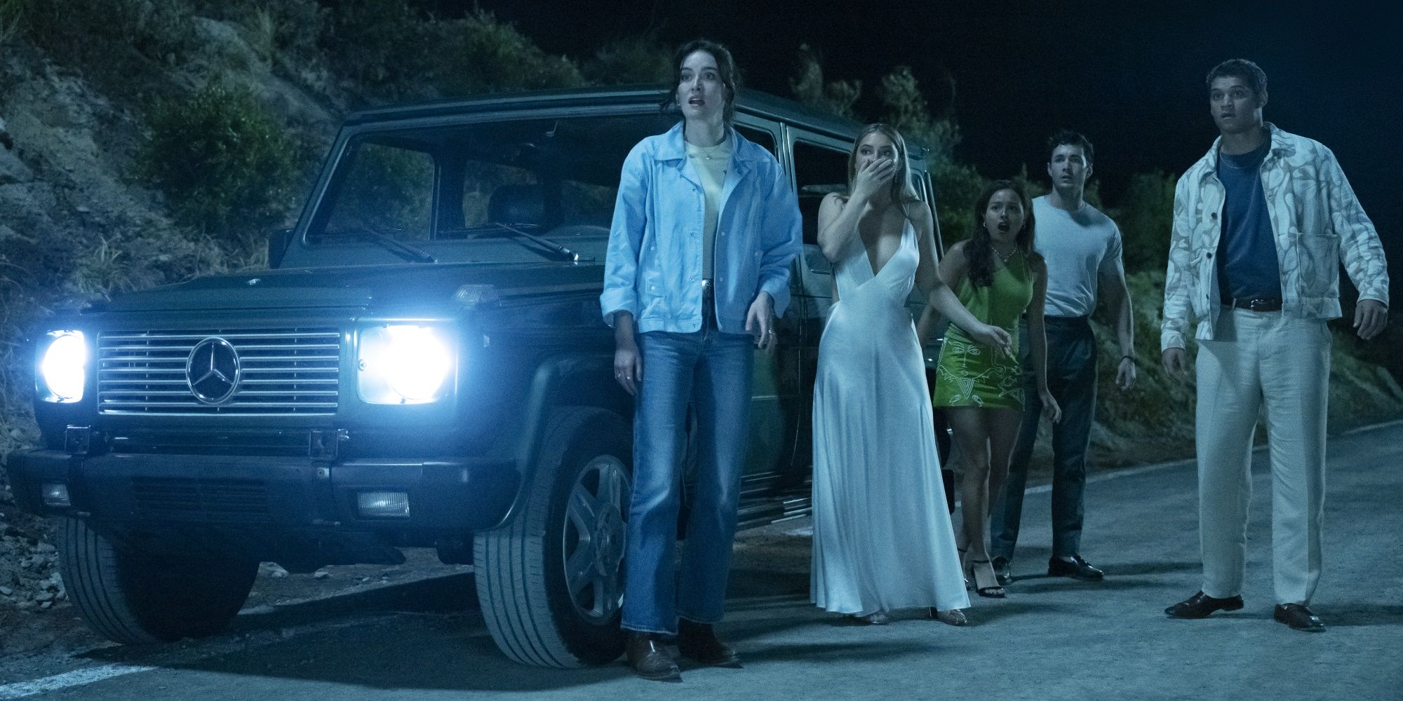 Chase Sui se pergunta, Madelyn Cline e Cast de pé ao lado do carro deles, eu sei o que você fez no verão passado
