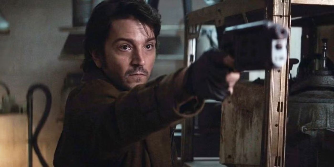 Diego Luna como Cassian Andor apontando uma arma para alguém fora da câmera em Andor.