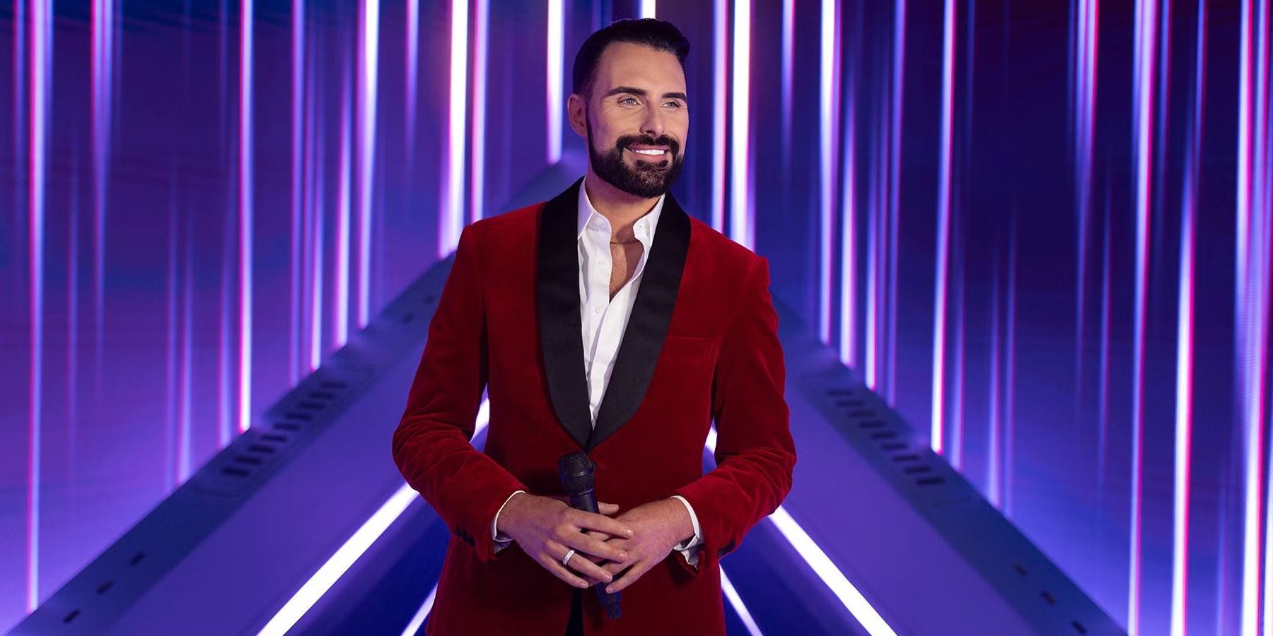 Rylan hospedando o concurso de músicas interestelares em Doctor Who.