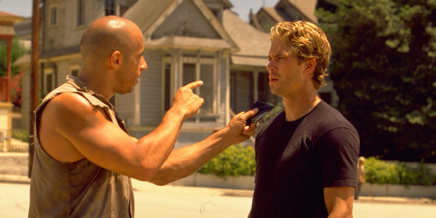 Vin Diesel como Dom aponta um dedo e discute com Paul Walker como Brian no Fast e o Furious, 2001.