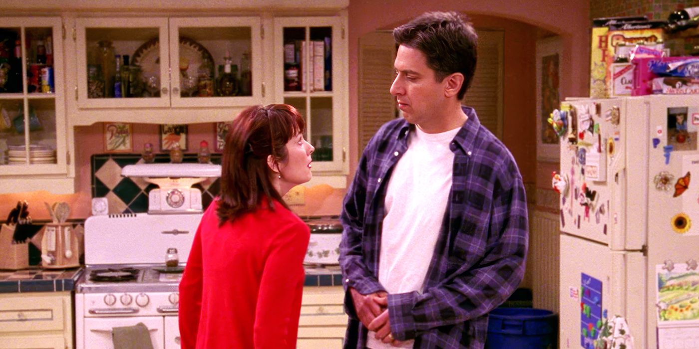 Debra (Patricia Heaton) com raiva de Ray (Ray Romano) na cozinha em 'Everybody Loves Raymond'