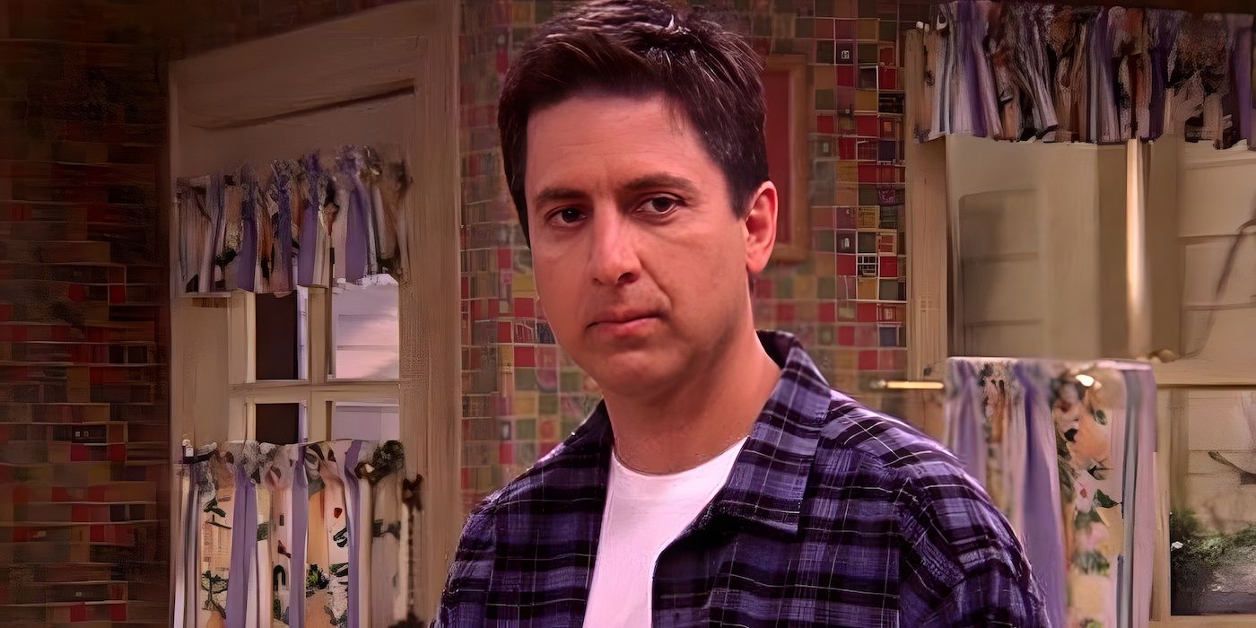 Ray Barone (Ray Romano) em pé na cozinha parecendo descontente em todo mundo ama Raymond.