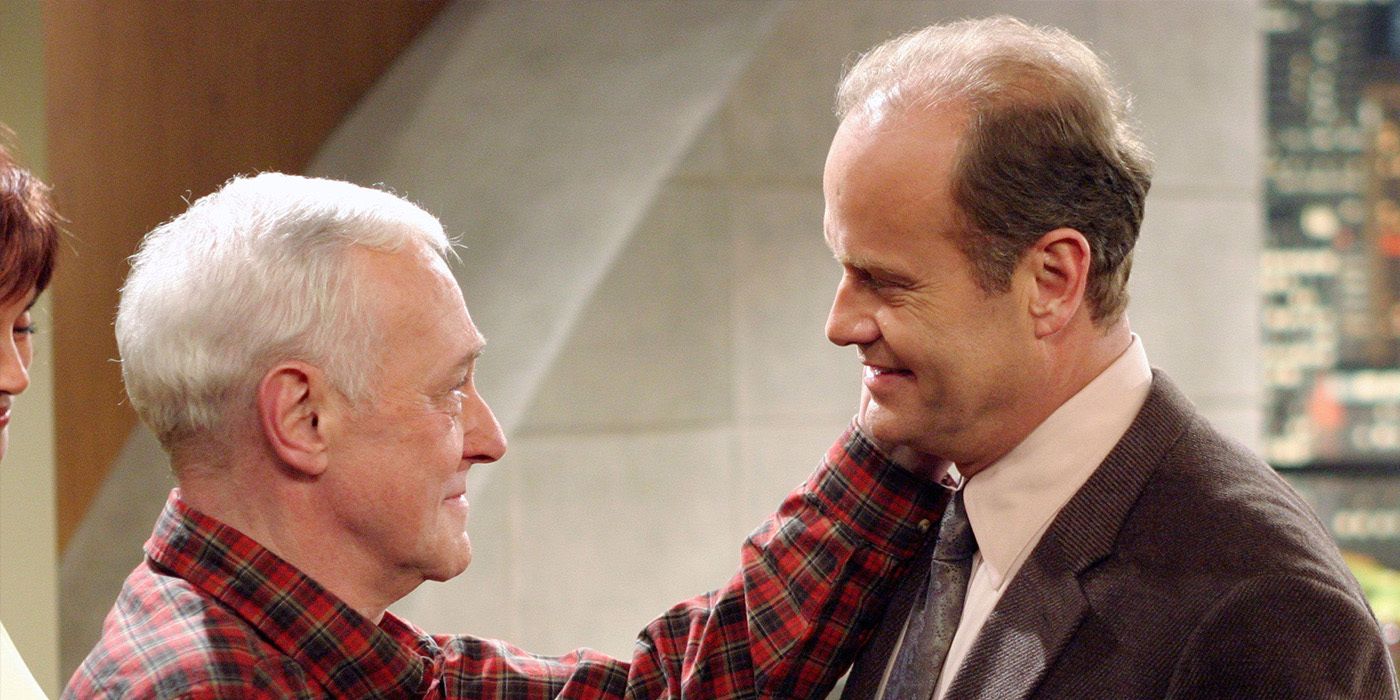 Martin Crane (John Mahoney) e Frasier Crane (Kelsey Grammer) têm um momento emocional juntos em 'Frasier'